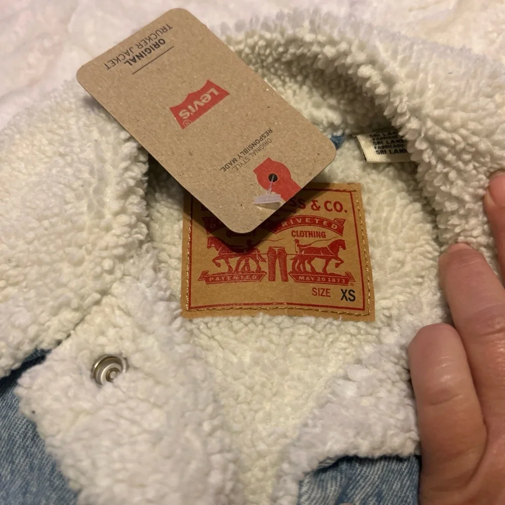 Levi's Light Wash Denim TruckerJacket with Cream Sherpa Lining NWT - Picture 3 of 4